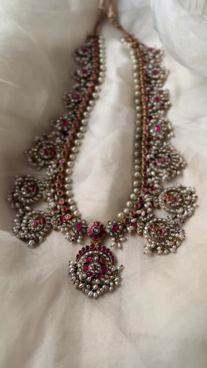 Namrata Guttapusalu Necklace